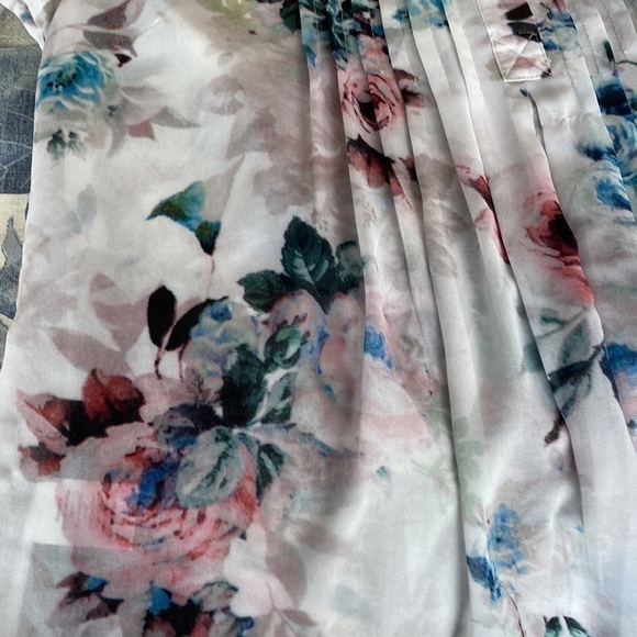 Daniel Rainn top. Sleeveless. Beautiful floral print on white. Size Medium
C - Picture 7 of 8